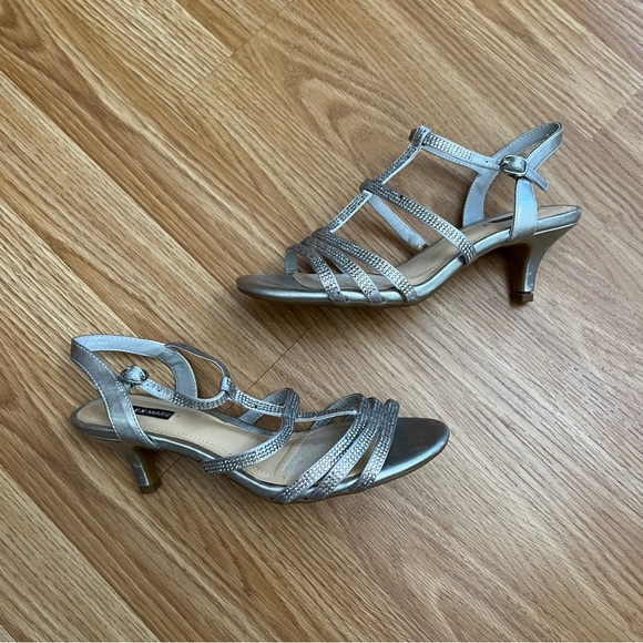 004 NWOT Alex Marie LIAA Silver Kitten Heels. Size 6M - Picture 3 of 9